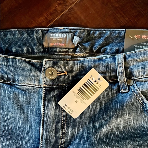 TORRID Feel the Fit Mid Rise Jeans 20R - Picture 5 of 6